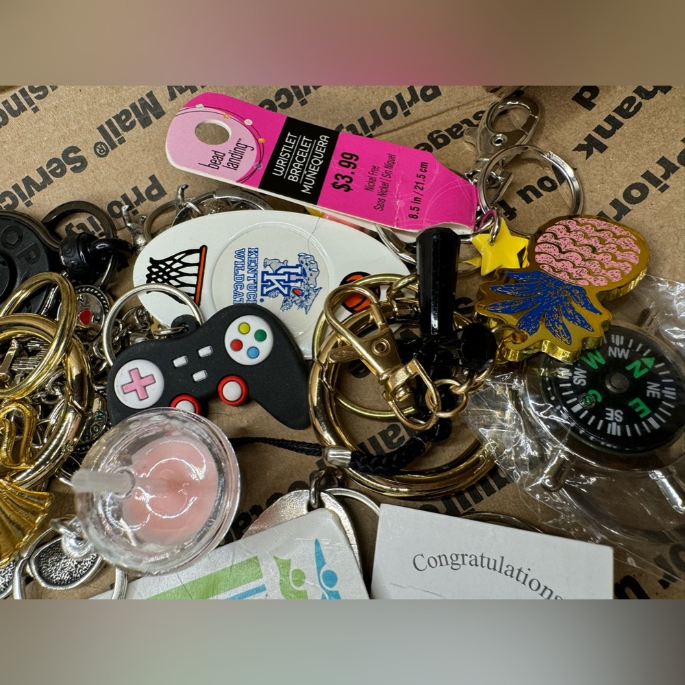 17 PCS / BULK Assorted Keychains - Picture 5 of 6